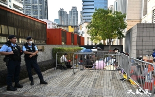 黎智英等人下周一判刑 已有市民现场通宵排队