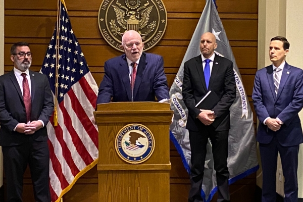 假结婚瞄准军人 纽约多名华女被控 