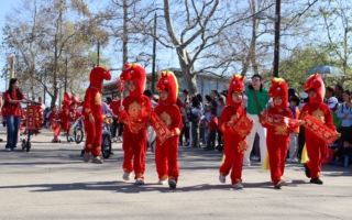 組圖：加州橙縣大遊行迎馬年 亞裔團體歡聚