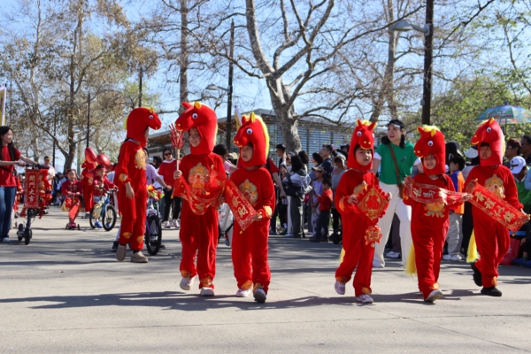 組圖：加州橙縣大遊行迎馬年 亞裔團體歡聚