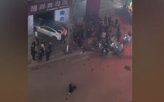 山西小米汽車衝入壽衣店 16歲騎手被撞飛