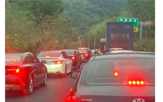 中國第一波返鄉過年的大軍又被堵在路上