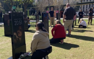 孩子因網絡成癮喪生 家長設「手機墓碑」示警