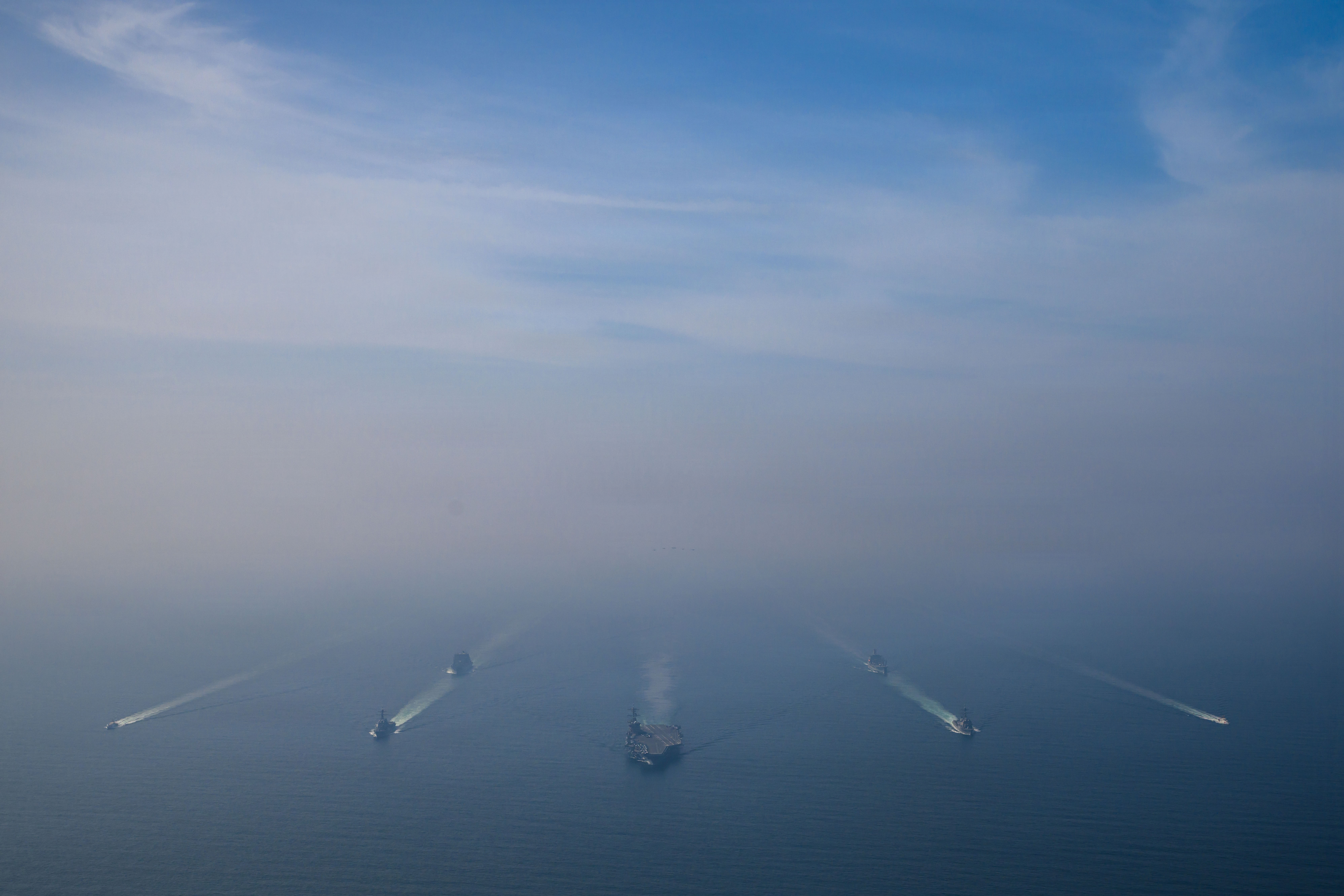 <span class="HwtZe" lang="zh-TW"><span class="jCAhz ChMk0b"><span class="ryNqvb">2026年2月6日,尼米茲級航空母艦「亞伯拉罕‧林肯」號(CVN 72)、阿利‧伯克級導彈驅逐艦「麥可‧墨菲號」(DDG 112)和「法蘭克‧E‧彼得森」號(DDG 121)、亨利·J·凱澤級艦隊補給油船「亨利·J·凱澤」號(T-AO-187)、劉易斯和克拉克級乾貨船「卡爾·布拉希爾」號(T-AKE 7)以及美國海岸警衛隊哨兵級快速反應巡邏艦「羅伯特·戈德曼」號(WPC-1142)</span></span></span>。(U.S. Navy photo by Mass Communication Specialist 1st Class Jesse Monford)