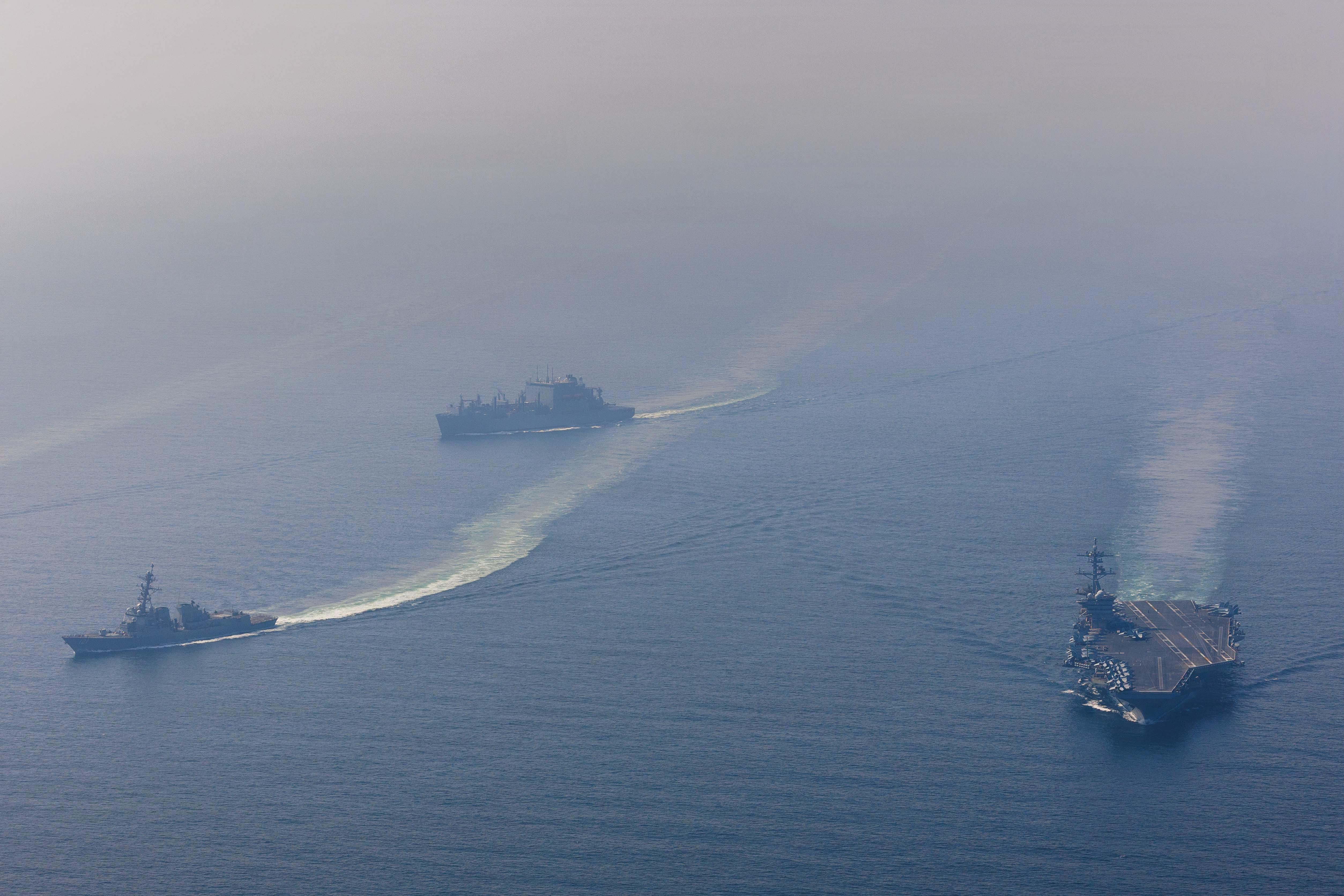 <span class="HwtZe" lang="zh-TW"><span class="jCAhz ChMk0b"><span class="ryNqvb">2026年2月6日,尼米茲級航空母艦「亞伯拉罕·林肯」號(CVN 72)與阿利·伯克級導彈驅逐艦「弗蘭克·E·彼得森」號(DDG 121)和劉易斯與克拉克級乾貨船「卡爾·布拉希爾號」(USNS Carl Brashear,T-AKE 7)在阿拉伯海並肩航行。</span></span></span>(U.S. Navy photo by Mass Communication Specialist 1st Class Jesse Monford)