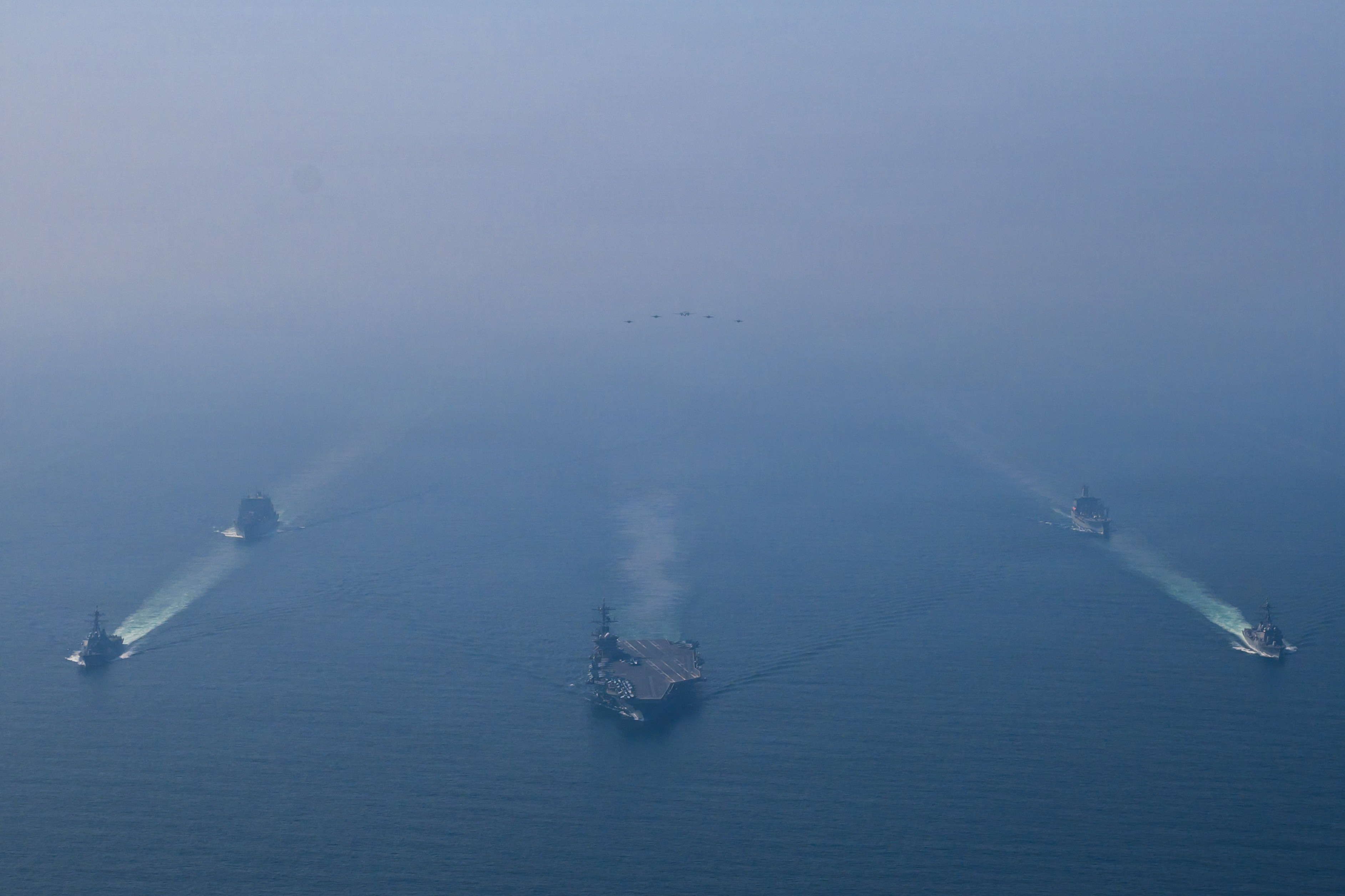 <span class="HwtZe" lang="zh-TW"><span class="jCAhz ChMk0b"><span class="ryNqvb">2026年2月6日,尼米茲級航空母艦「亞伯拉罕‧林肯」號(CVN 72)、阿利‧伯克級導彈驅逐艦「麥可‧墨菲號」(DDG 112)和「法蘭克‧E‧彼得森」號(DDG 121)、亨利·J·凱澤級艦隊補給油船“亨利·J·凱澤”號(T-AO-187)以及劉易斯和克拉克級乾貨船「卡爾·布拉希爾」號(T-AKE 7)在阿拉伯海編隊航行。 </span></span></span>(U.S. Navy photo by Mass Communication Specialist 1st Class Jesse Monford)