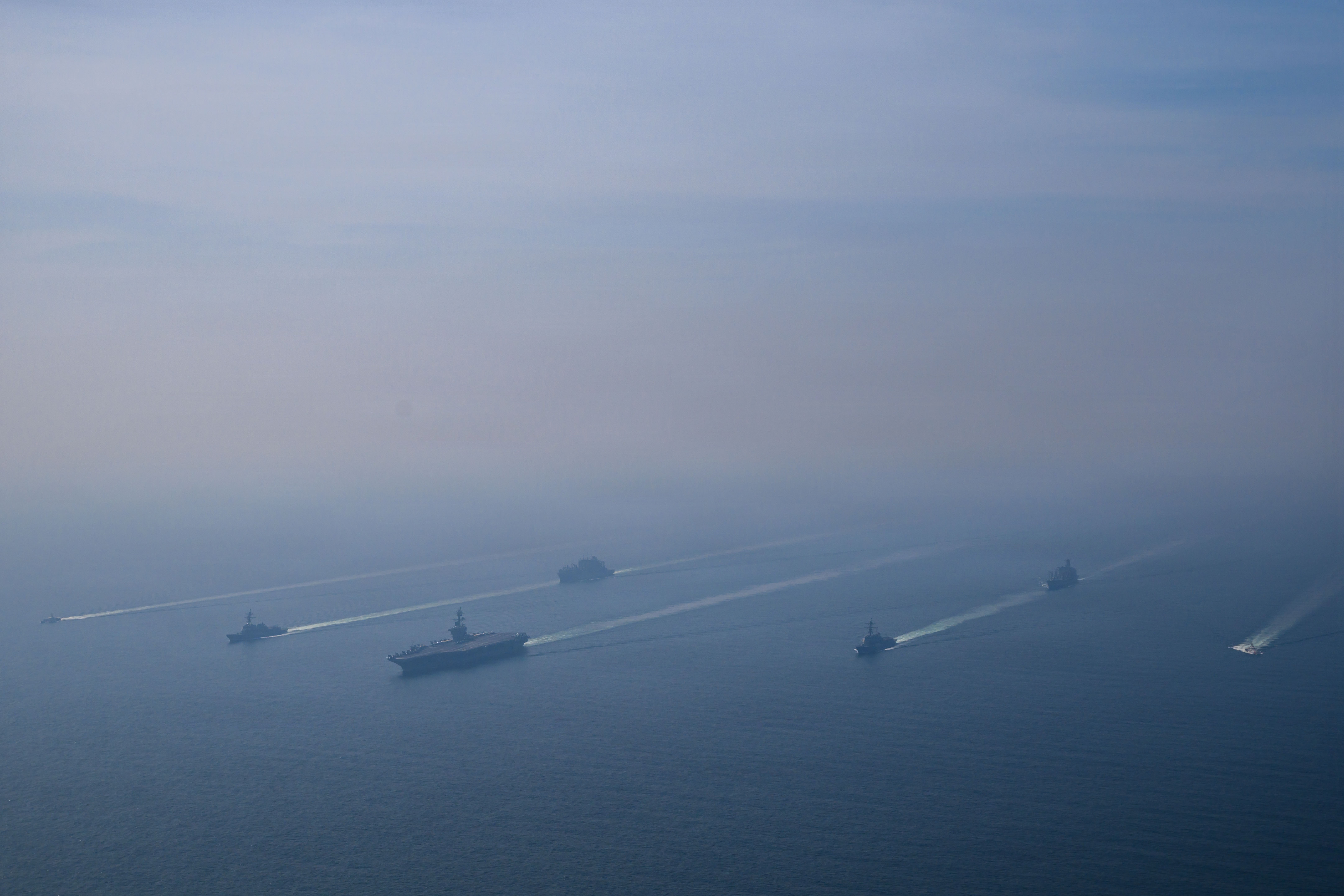 <span class="HwtZe" lang="zh-TW"><span class="jCAhz ChMk0b"><span class="ryNqvb">2026年2月6日,尼米茲級航空母艦「亞伯拉罕‧林肯」號(CVN 72)、阿利‧伯克級導彈驅逐艦「麥可‧墨菲號」(DDG 112)和「法蘭克‧E‧彼得森」號(DDG 121)、亨利·J·凱澤級艦隊補給油船「亨利·J·凱澤」號(T-AO-187)、劉易斯和克拉克級乾貨船「卡爾·布拉希爾」號(T-AKE 7)以及美國海岸警衛隊哨兵級快速反應巡邏艦「羅伯特·戈德曼」號(WPC-1142)</span></span></span>。(U.S. Navy photo by Mass Communication Specialist 1st Class Jesse Monford)