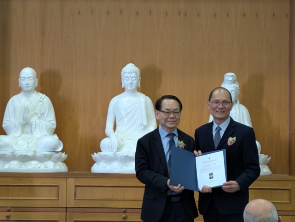 聯邦國會議員區澤光(左)與佛教慈濟基金會加拿大分會執行長苗萬輝。(陳晨/大紀元)