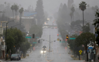 冬季強風暴襲加州 暴雨大雪嚴重影響陸空交通