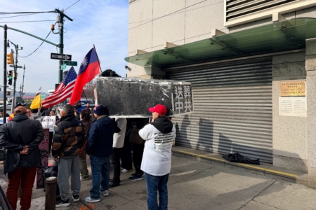 2026年2月17日大年初一,紐約反共人士在中領館外抬棺材,象徵送葬中共這個魔鬼。