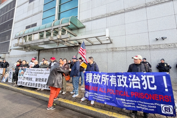 紐約華人抗議中領館 唱《梅花》迎新年