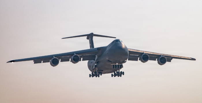 福特號航母逼近伊朗 美軍超級運輸機抵英基地 | C - 5M 「 超級銀河 」 運輸機