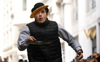 組圖:英國各地上演拋煎餅大賽 妙趣橫生