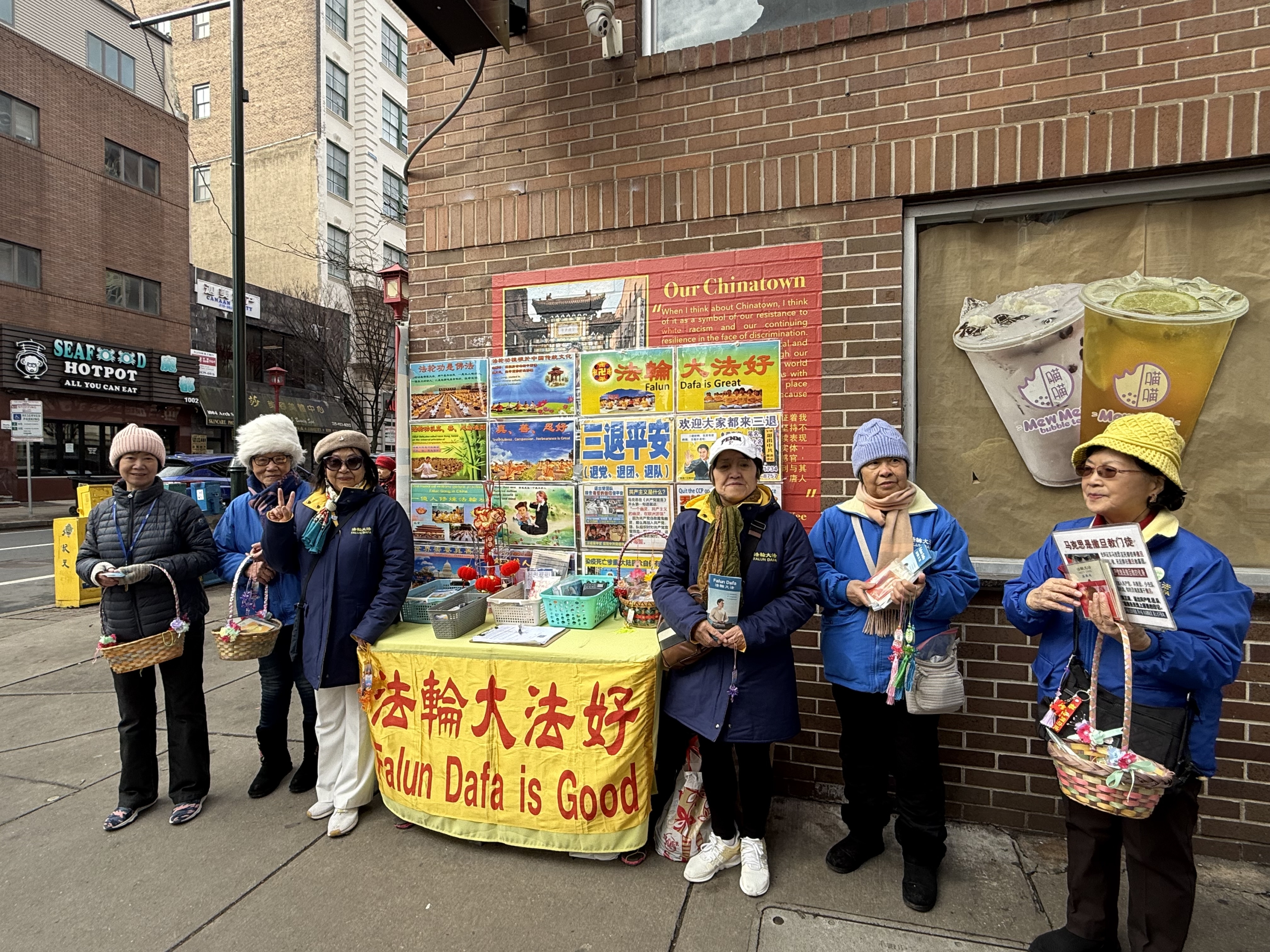 2026年2月21日,大費城法輪功學員在費城中國城向民眾發放新年祝福紅包和法輪功真相資料。(李凱西/大紀元)