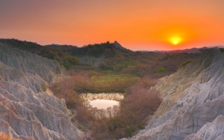 彩竹映恶地 王建中镜头下的清晨与黄昏