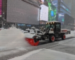 专家警告： 湿重积雪让铲雪行为更危险