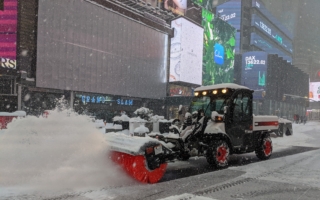 专家警告： 湿重积雪让铲雪行为更危险