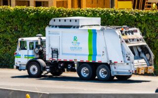 美嫌犯藏垃圾桶被清潔工發現 逃跑時被捕