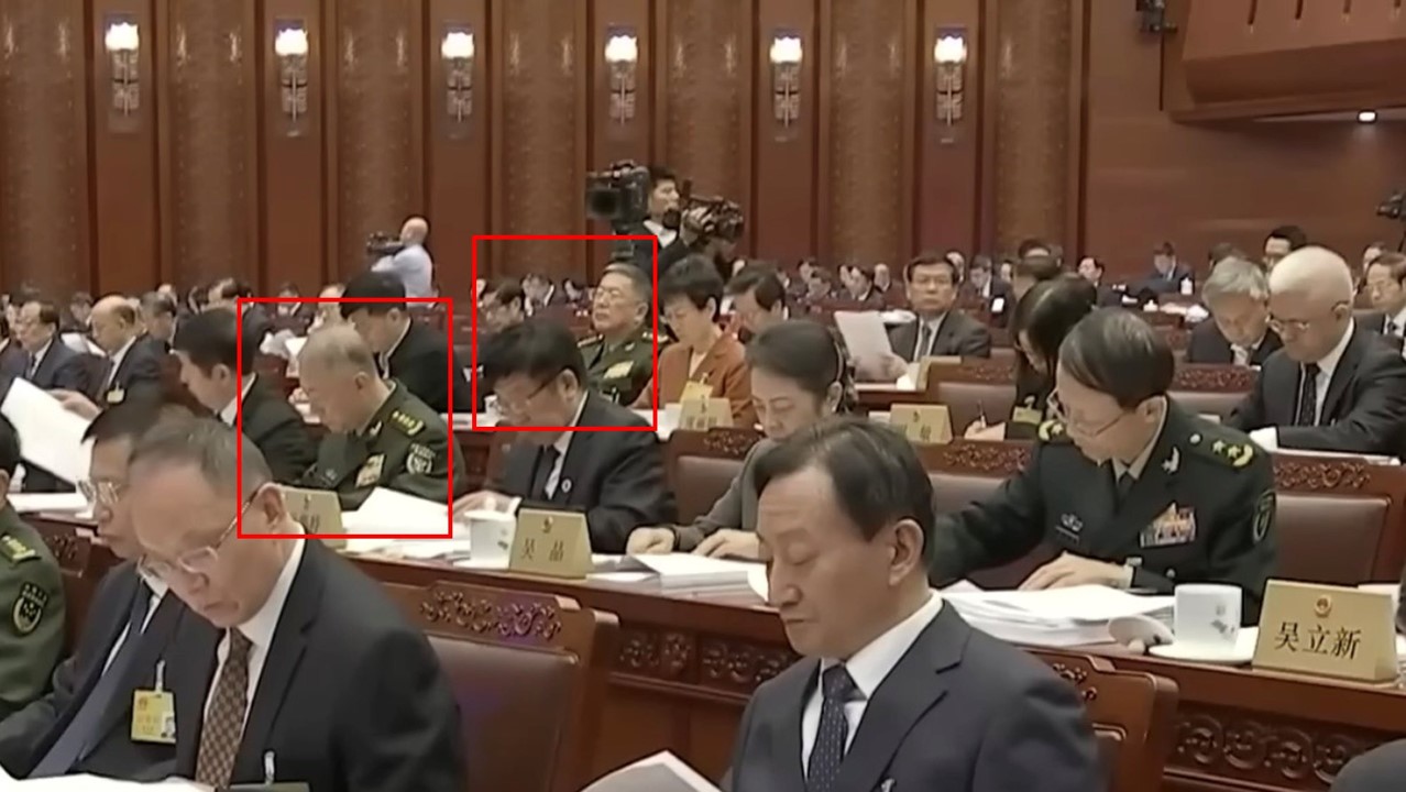 中共上将何平（前排）与郑卫平（后排）出席2025年12月底召开的全国人大常委会第十九次会议。（视频截图）