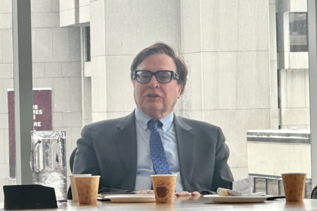 知名中国问题专家、《海狸与龙》(The Beaver & The Dragon)作者伯顿(Charles Burton)博士在2月25日的研讨会上发言。(苏雯/大纪元)