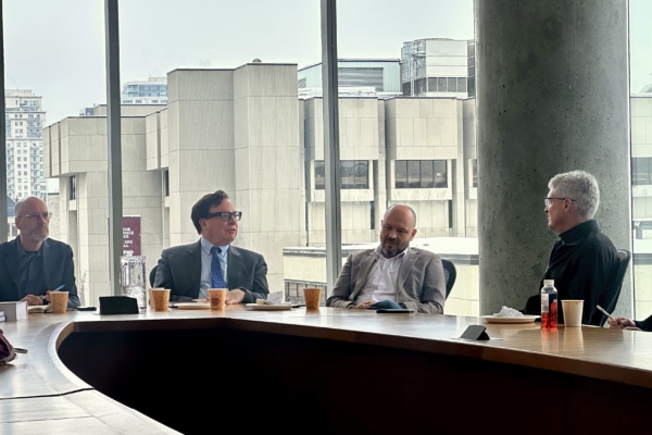 知名中国问题专家、《海狸与龙》(The Beaver & The Dragon)作者伯顿(Charles Burton)博士在2月25日的研讨会上回答问题。(苏雯/大纪元)