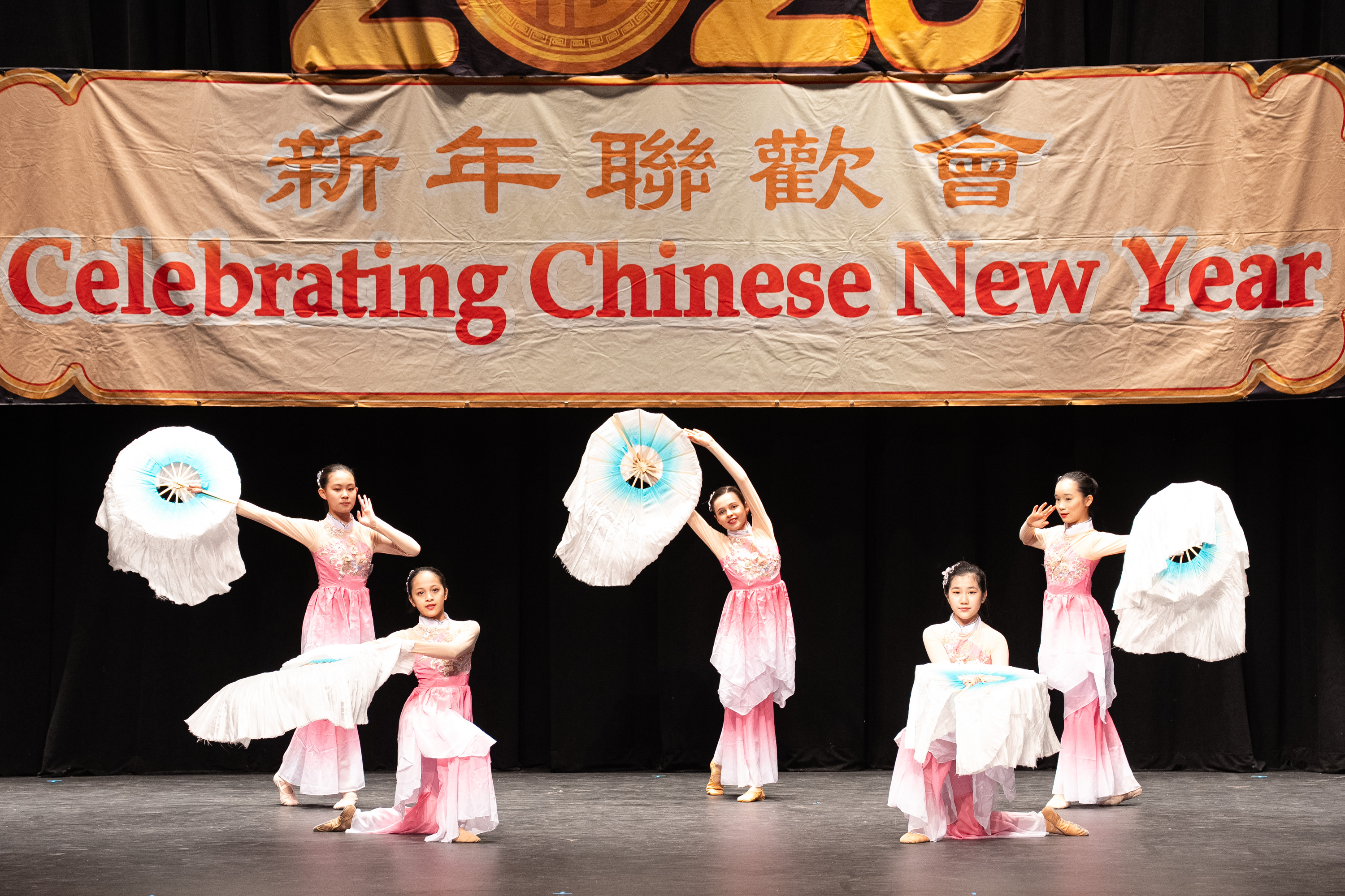 希望山華人協會2月28日與「中城高中多元化俱樂部」舉辦慶祝中國新年活動,節目精彩紛呈。(戴兵/大紀元)