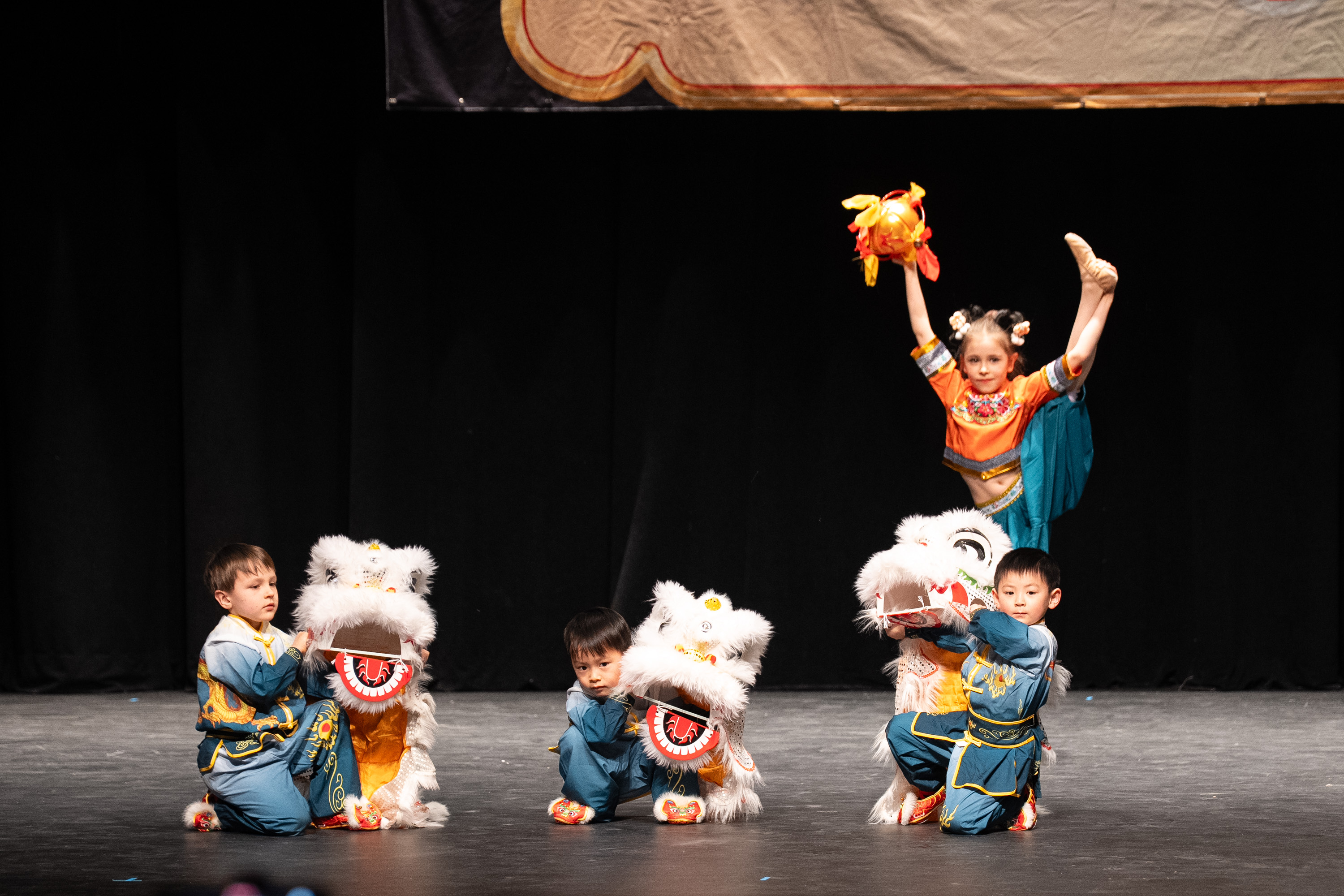 希望山華人協會2月28日與「中城高中多元化俱樂部」舉辦慶祝中國新年活動,節目精彩紛呈。(戴兵/大紀元)
