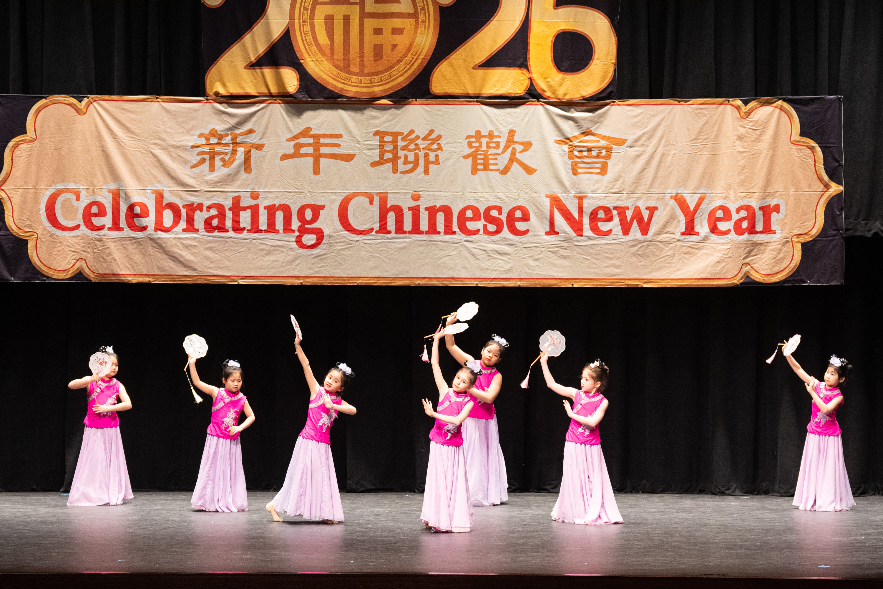 希望山華人協會2月28日與「中城高中多元化俱樂部」舉辦慶祝中國新年活動,節目精彩紛呈。(戴兵/大紀元)