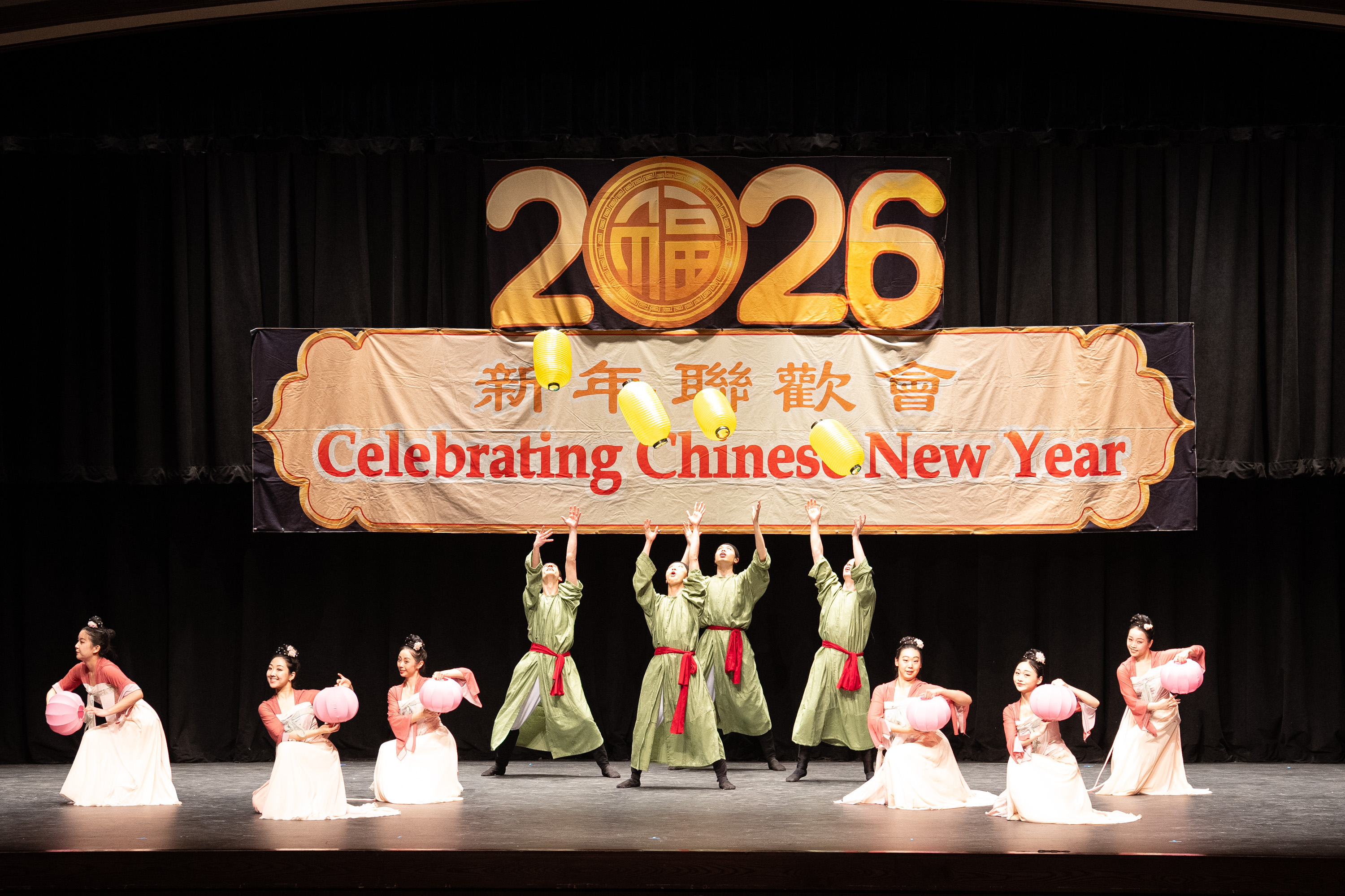 希望山華人協會2月28日與「中城高中多元化俱樂部」舉辦慶祝中國新年活動,節目精彩紛呈。(戴兵/大紀元)