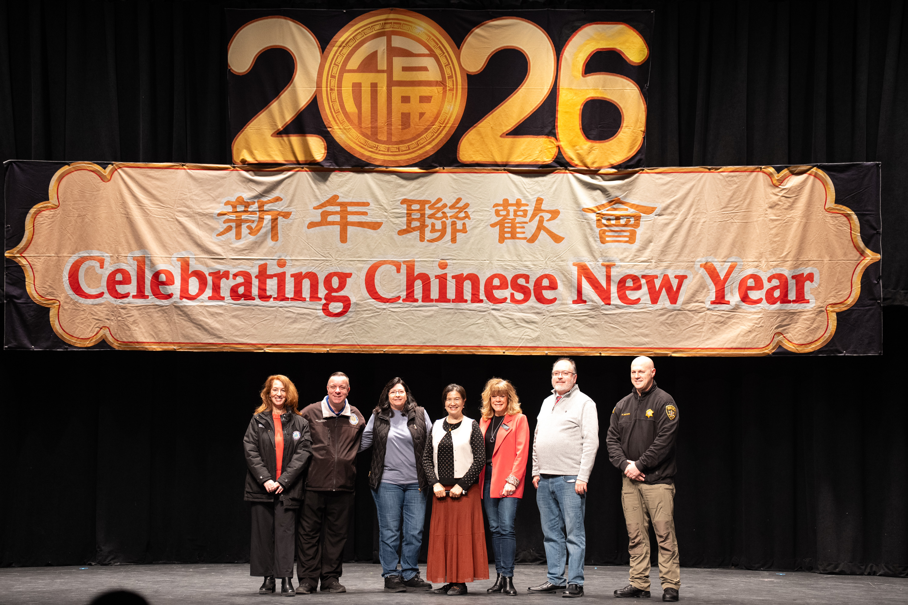 從左至右:紐約上州橙縣州眾議員Paula Kay、Karl Brabenec、Middletown市長Joseph DeStefano的代表Maria Bruni 、希望山華人協會主席Mela Wu、縣議員Janet Sutherland、縣議員Sparrow Tobin、縣治安官<span class="s1">Paul Arteta,</span>祝賀「希望上華人協會」主辦的慶祝中國新年活動。(戴兵/大紀元)