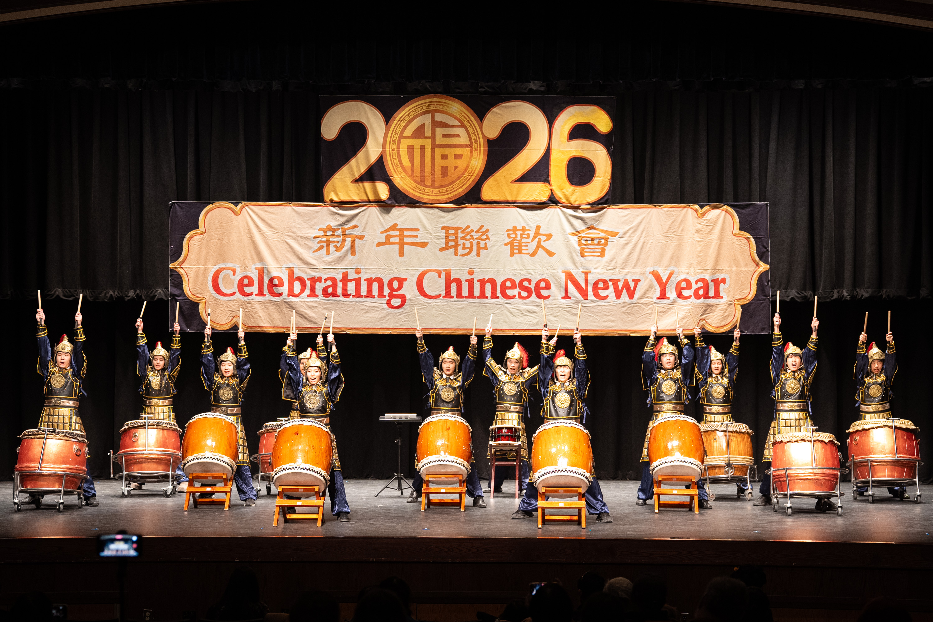希望山華人協會2月28日與「中城高中多元化俱樂部」舉辦慶祝中國新年活動,節目精彩紛呈。太鼓表演。(戴兵/大紀元)