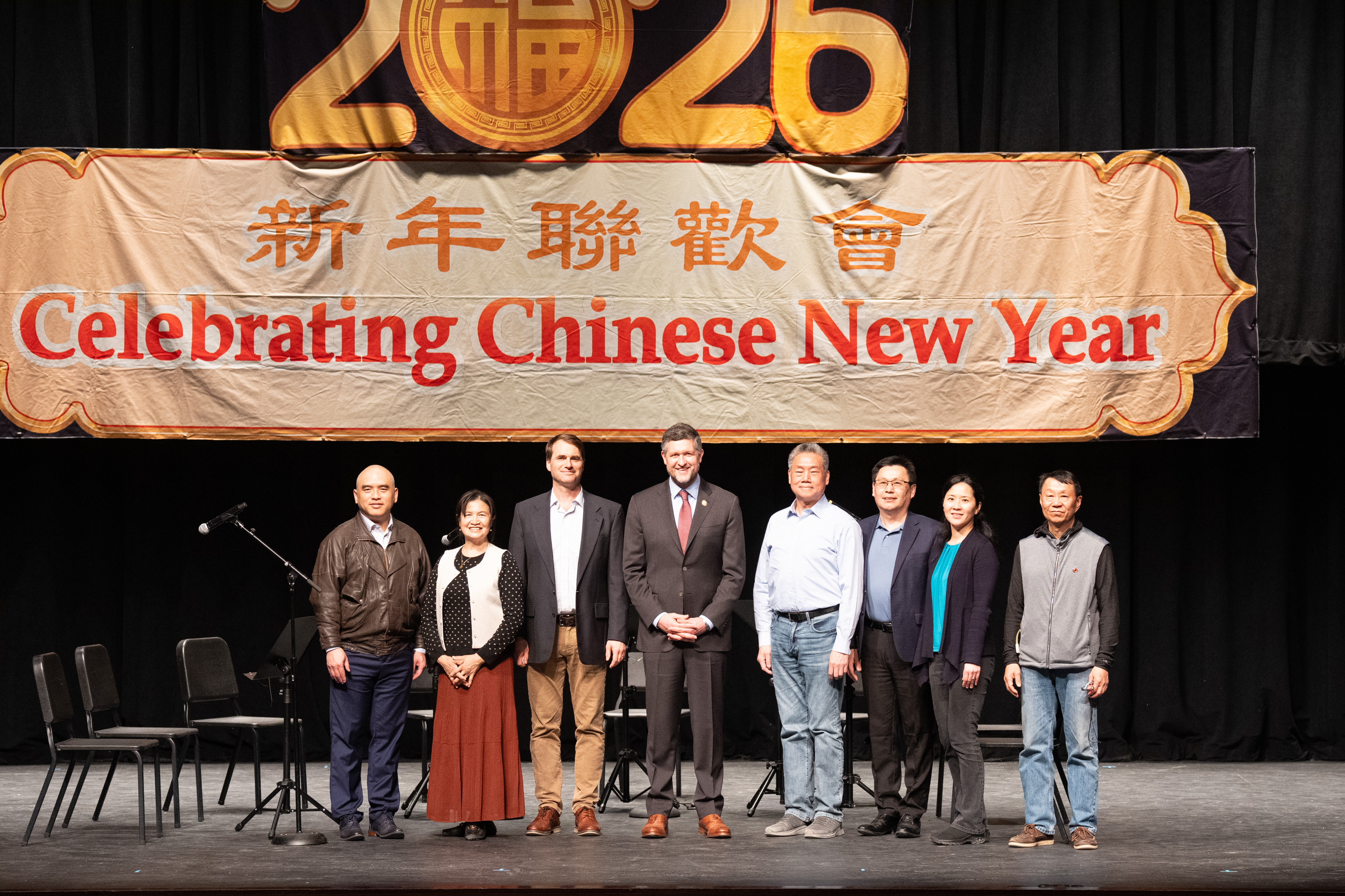 國會議員Pat Ryan(左四)與主辦方及社區代表合影。(戴兵/大紀元)