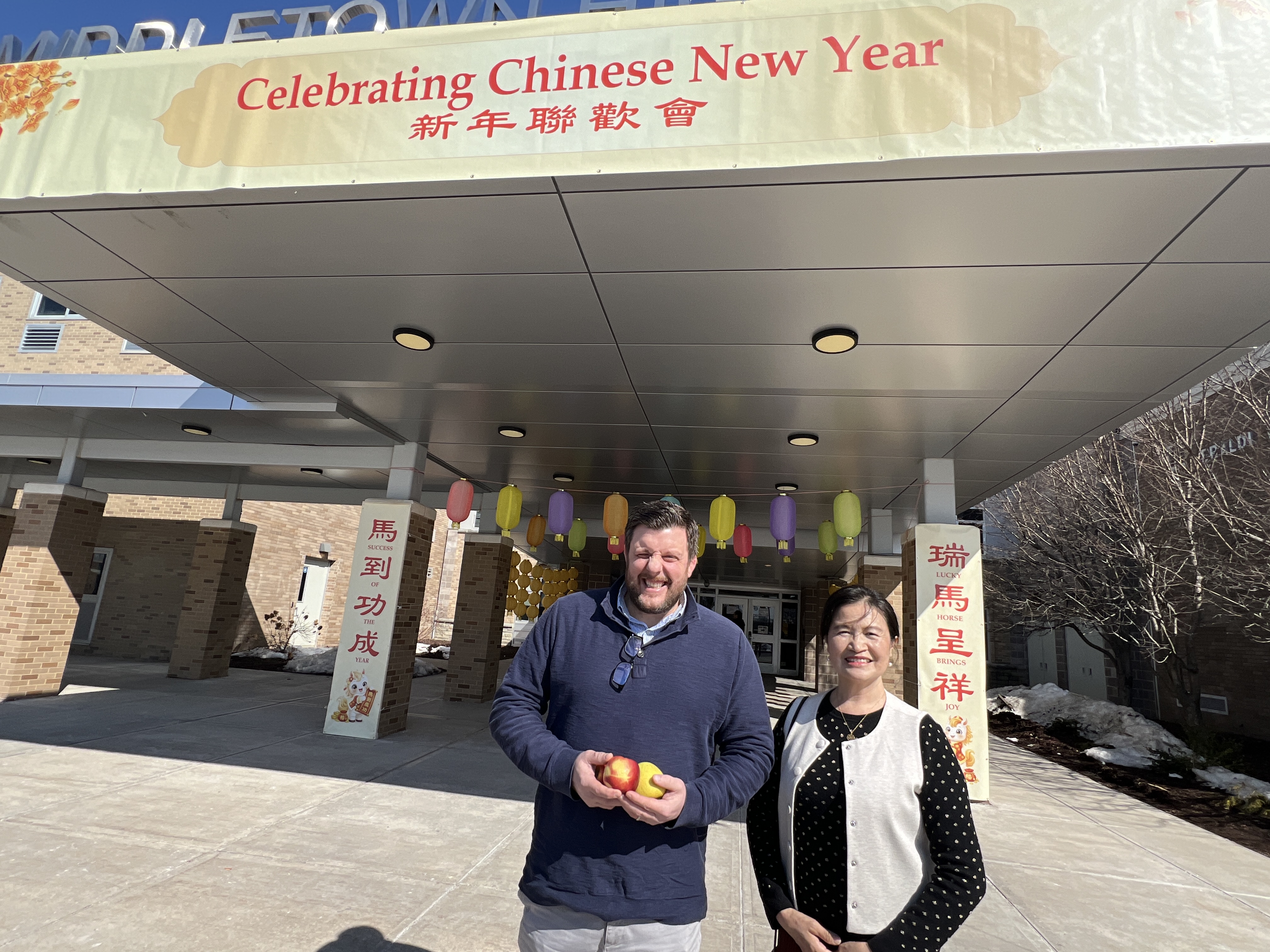 中城高中校長William Donohue(左)表示,在該高中舉辦慶祝新年的活動,感到無比高興。右為希望山華人協會主席Mela Wu。(林丹/大紀元)