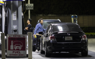加州3成石油從中東進口 伊朗戰事或推高油價