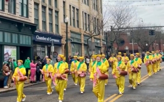 康州聖派翠克節遊行 法輪功團體獲最佳色彩獎