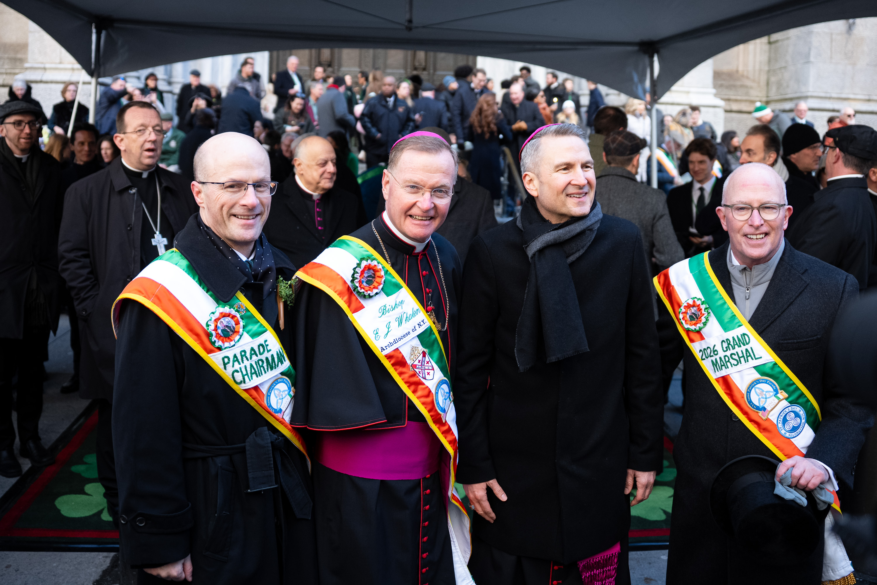 紐約聖派翠克節大遊行(St Patrick's Day Parade)在曼哈頓第五大道隆重登場,遊行隊伍從44街出發,沿第五大道北上,經過位於50街的聖派翠克天主教大教堂,一直遊行到79街。(戴兵/大紀元)