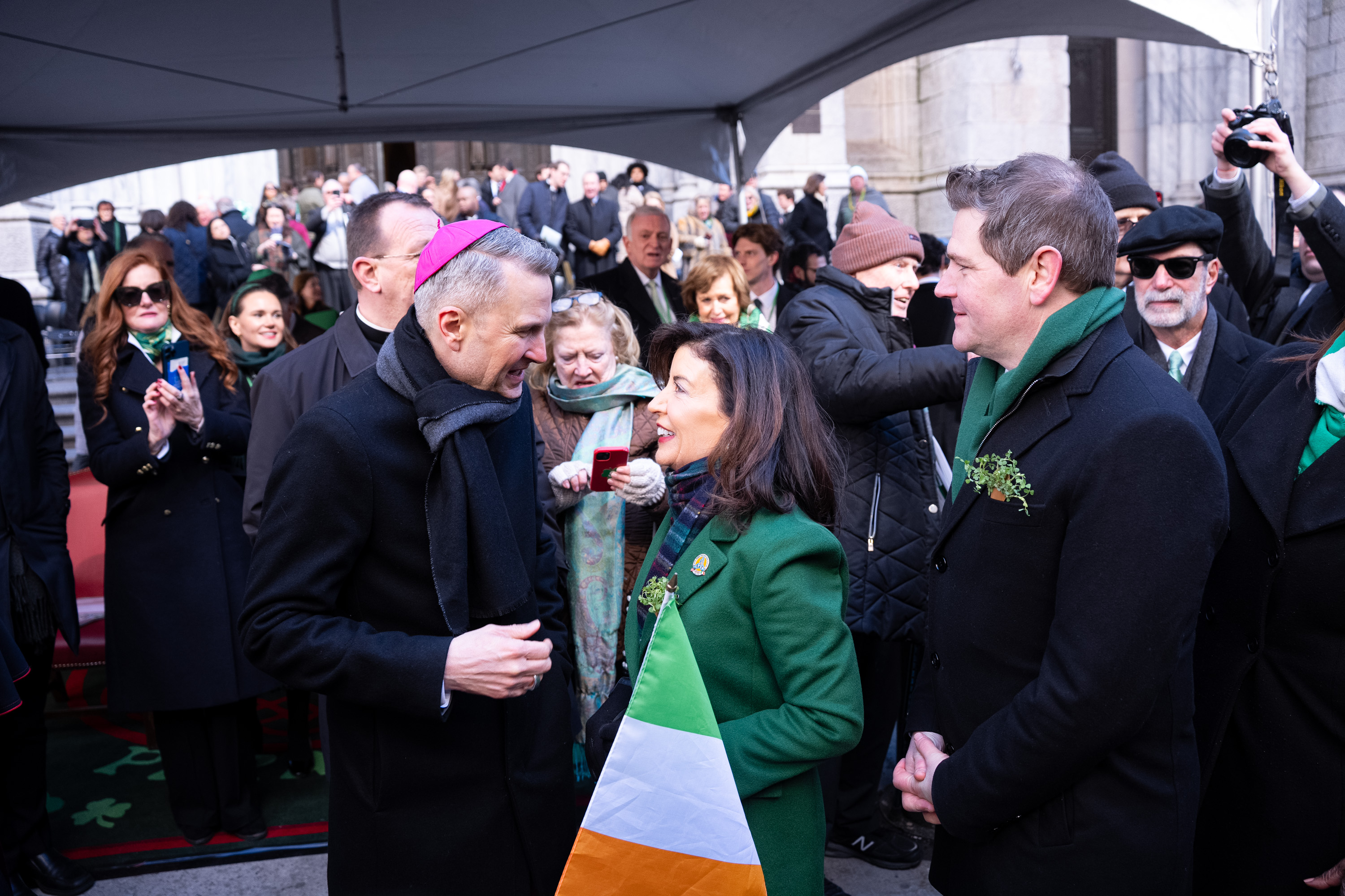 紐約聖派翠克節大遊行(St Patrick's Day Parade)在曼哈頓第五大道隆重登場,遊行隊伍從44街出發,沿第五大道北上,經過位於50街的聖派翠克天主教大教堂,一直遊行到79街。(戴兵/大紀元)