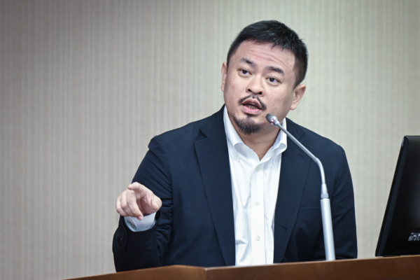 外佣申请放宽 洪申翰：家务帮手非取代保母