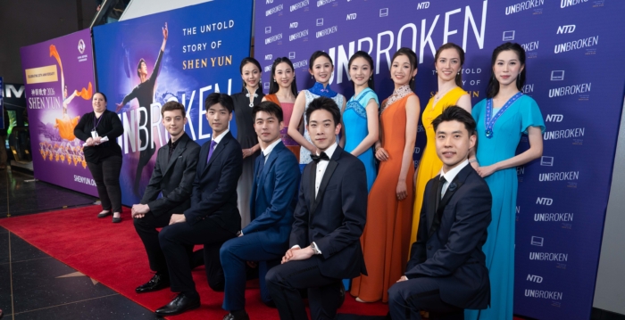 组图：《坚不可摧》首映 神韵艺术家莅临