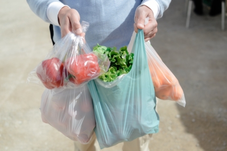 農用塑膠盒、塑膠袋等塑膠包材近期因中東戰火漲價、缺貨。示意圖。