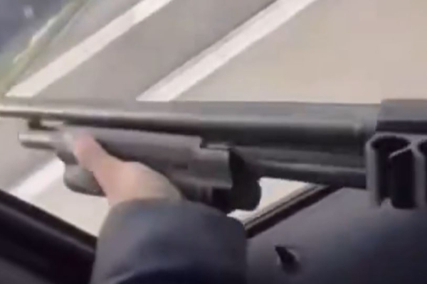 一住宅连遭枪击和纵火 嫌犯还将视频贴社媒