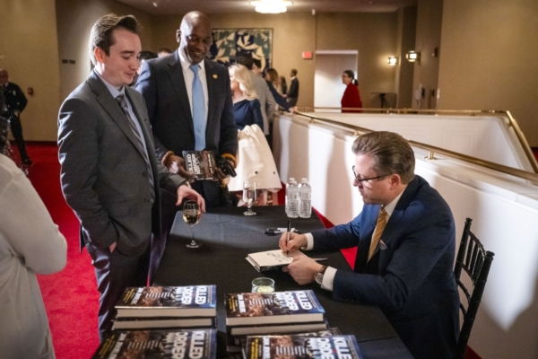 新书《按需杀戮》荣登纽时畅销书榜单