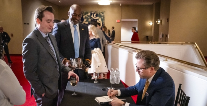 新书《按需杀戮》荣登纽时畅销书榜单