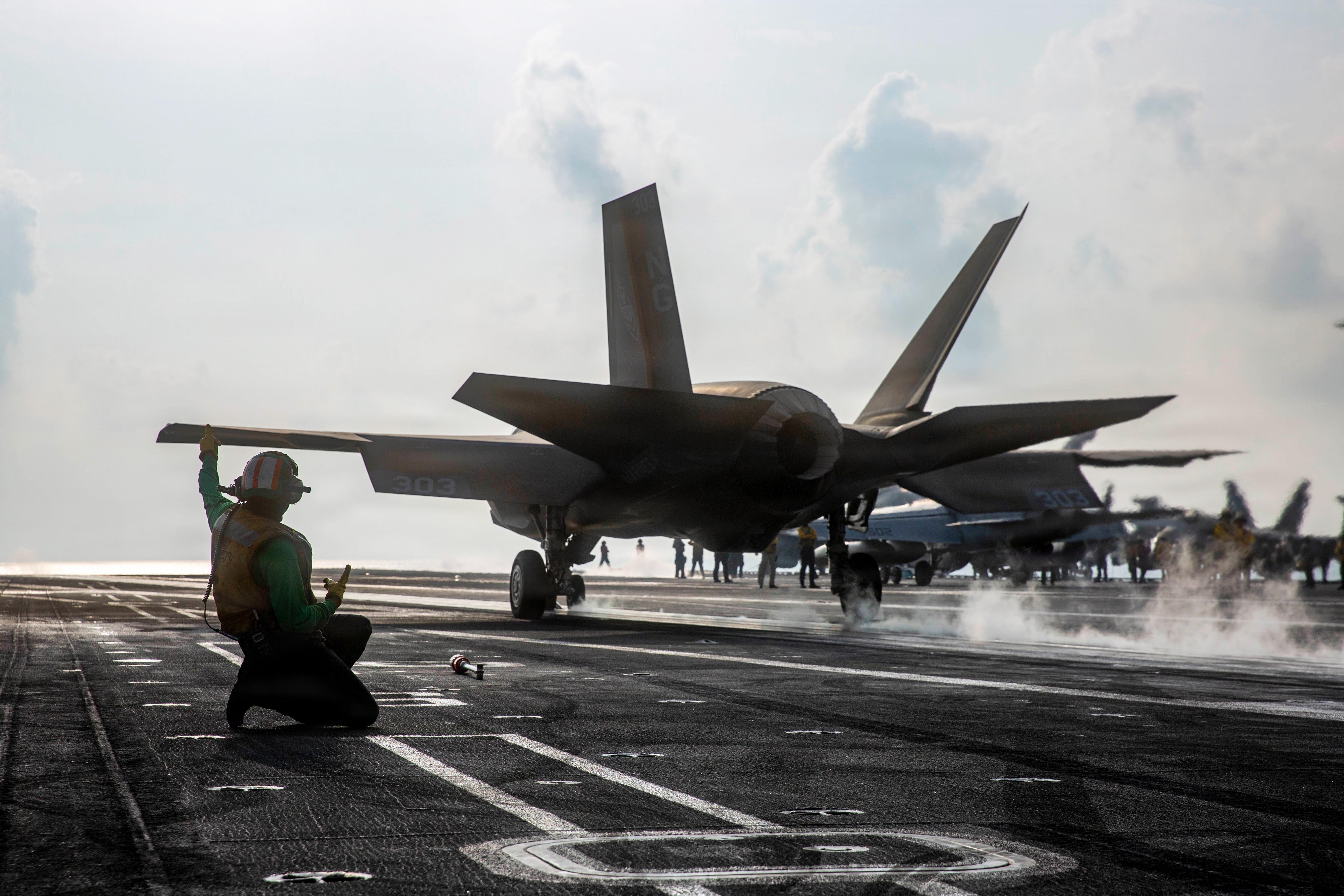 2026年3月21日,一架F-35C「閃電II」戰機,從「林肯號」(CVN 72)航母的飛行甲板起飛,支援「史詩之怒行動」。(美國海軍)