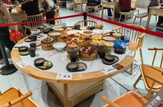 《奔跑吧》開錄,餐館留藝人剩菜打卡引爭議。(網絡截圖)