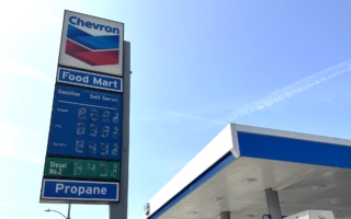 煉油廠關閉在即 加州驚現每加侖8美元油價