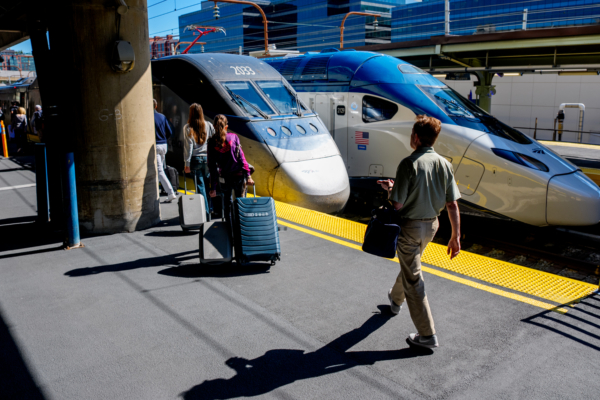 安检排队动辄几小时 铁路落后迫使民众别无选择