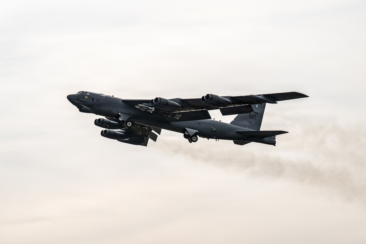 美國空軍B-52轟炸機在加州起飛後墜毀 8人據信罹難