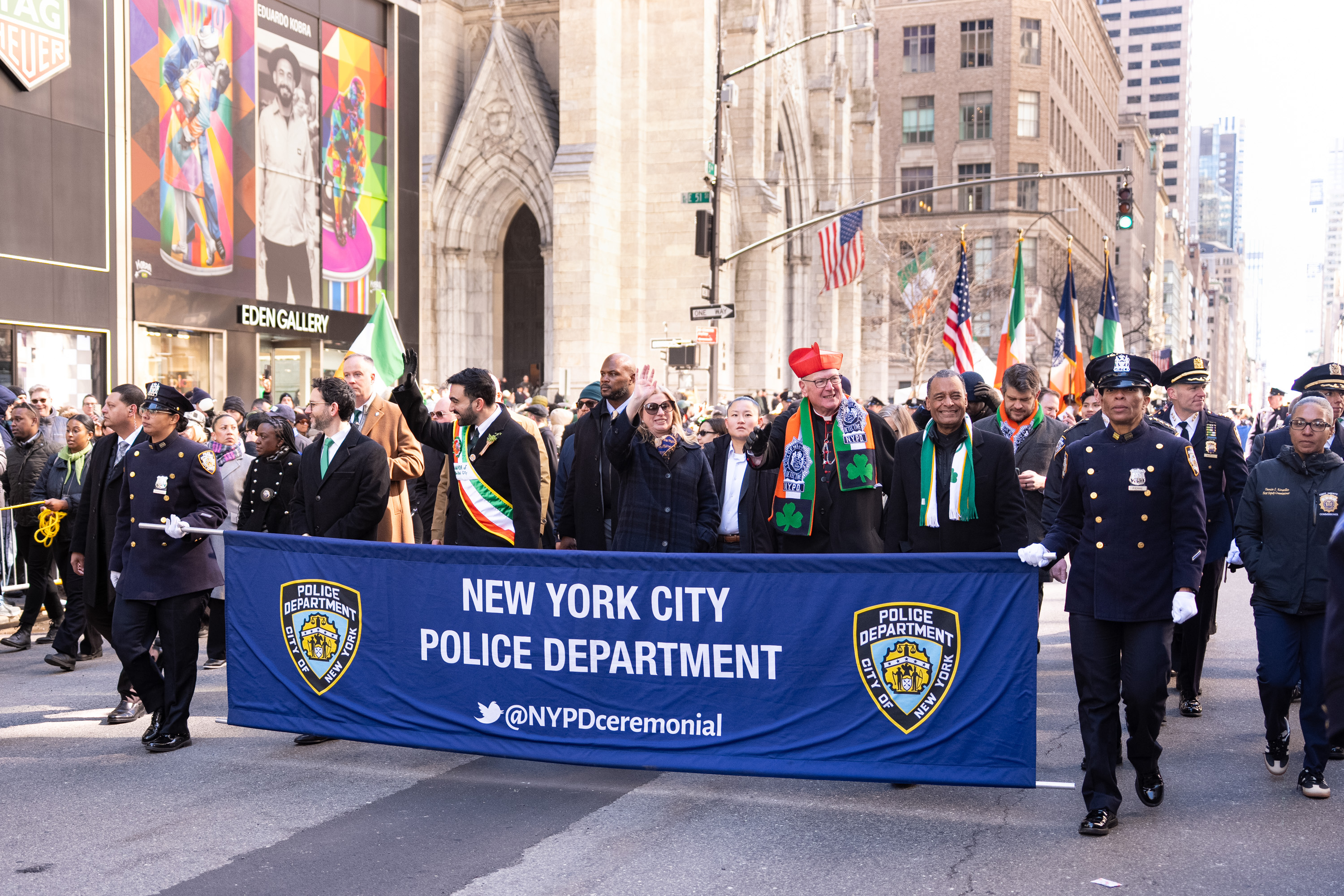 紐約聖派翠克節大遊行(St Patrick's Day Parade)在曼哈頓第五大道隆重登場,遊行隊伍從44街出發,沿第五大道北上,經過位於50街的聖派翠克天主教大教堂,一直遊行到79街。紐約市長馬姆達尼參加了遊行。(戴兵/大紀元)