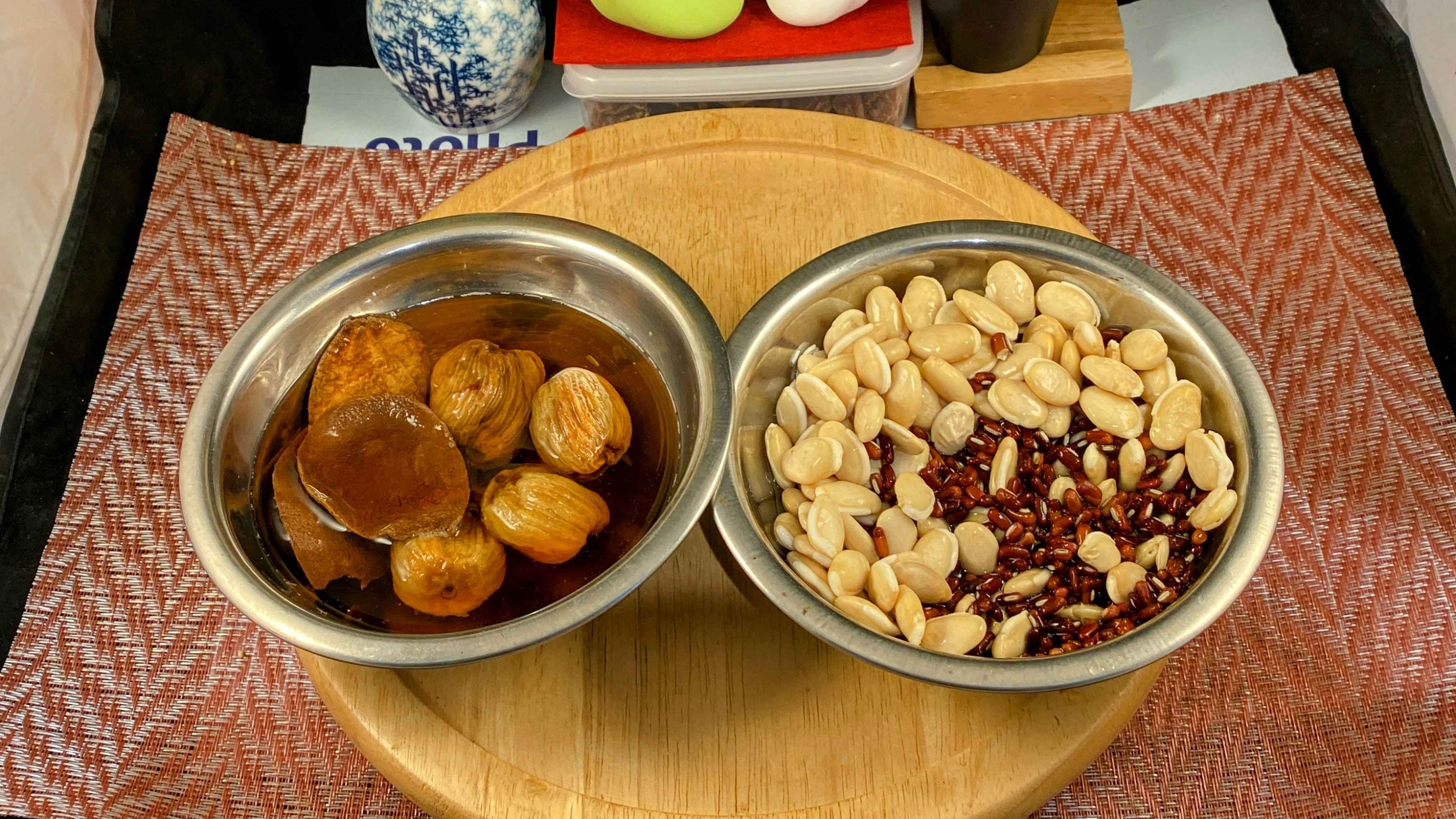 赤小豆、扁豆、土茯苓洗淨,用清水浸泡30分鐘。蜜棗和陳皮洗淨,浸泡備用。(梁志生提供)
